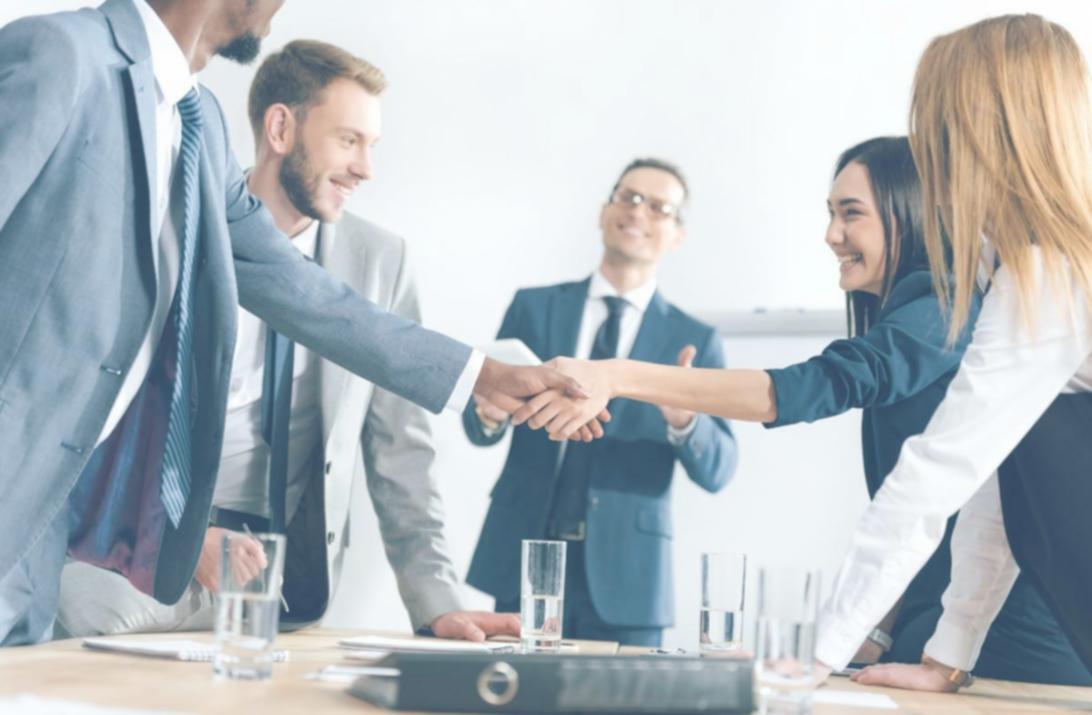 Expert aan het werk met financiële planning voor een bedrijfsbudget